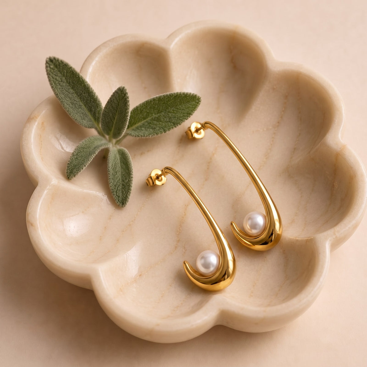 Sculpt Pearl Gold Earrings Main image