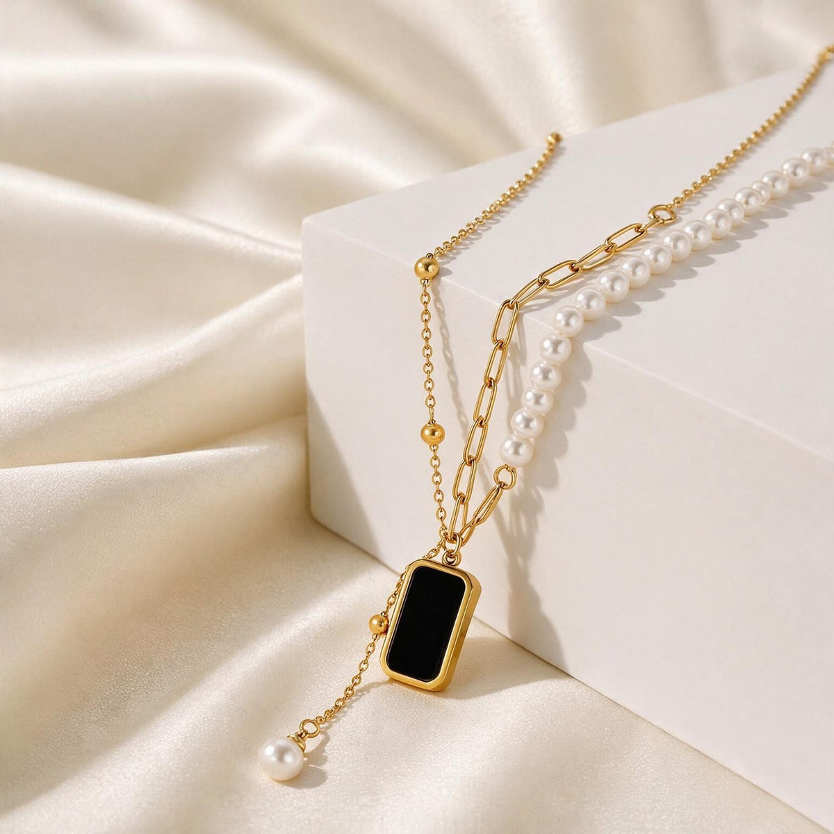 Noir Pearl Gold Necklace Main image