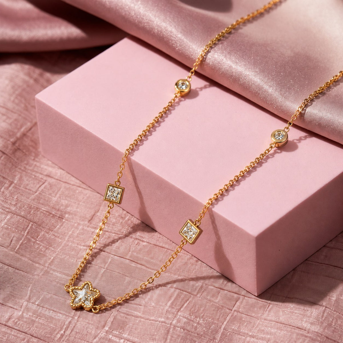 Halo Bloom Gold Necklace Main image