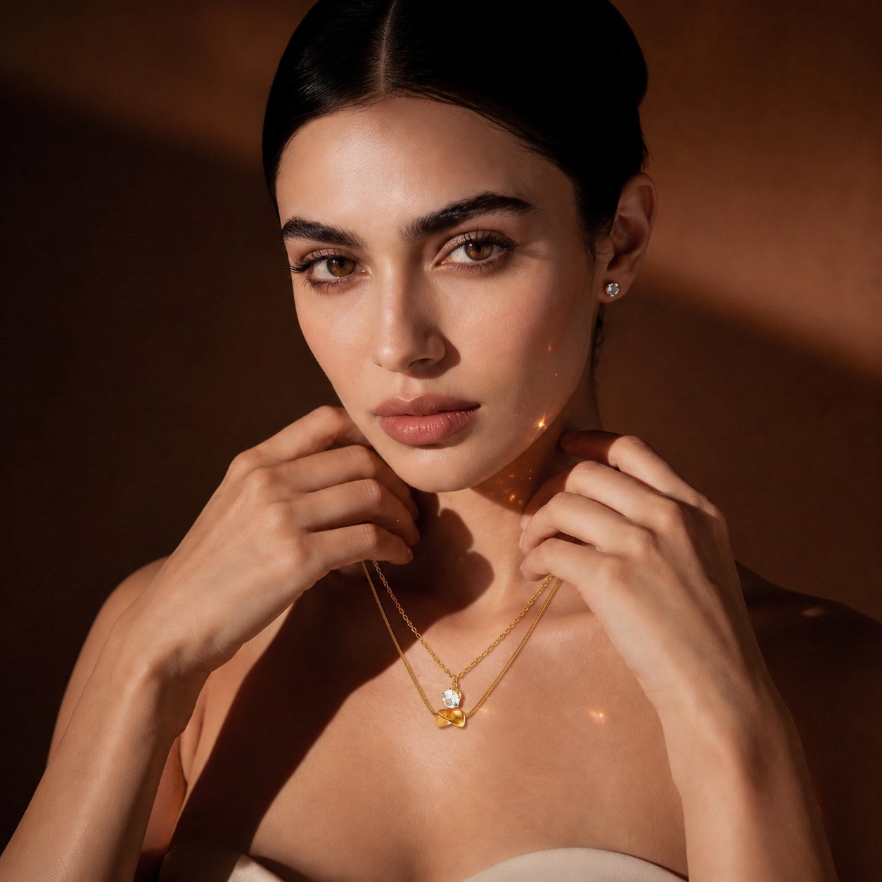 Pebble Gold Necklace Secondary image