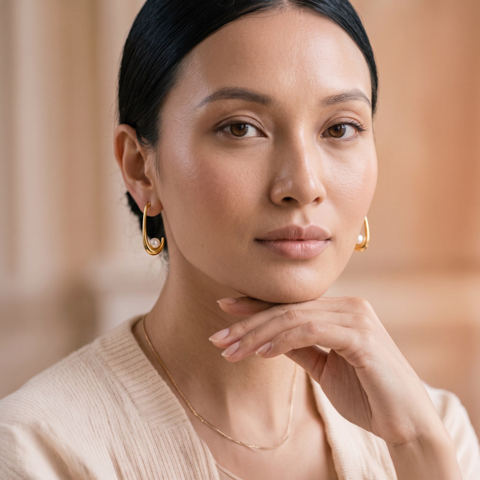Sculpt Pearl Gold Earrings Secondary image