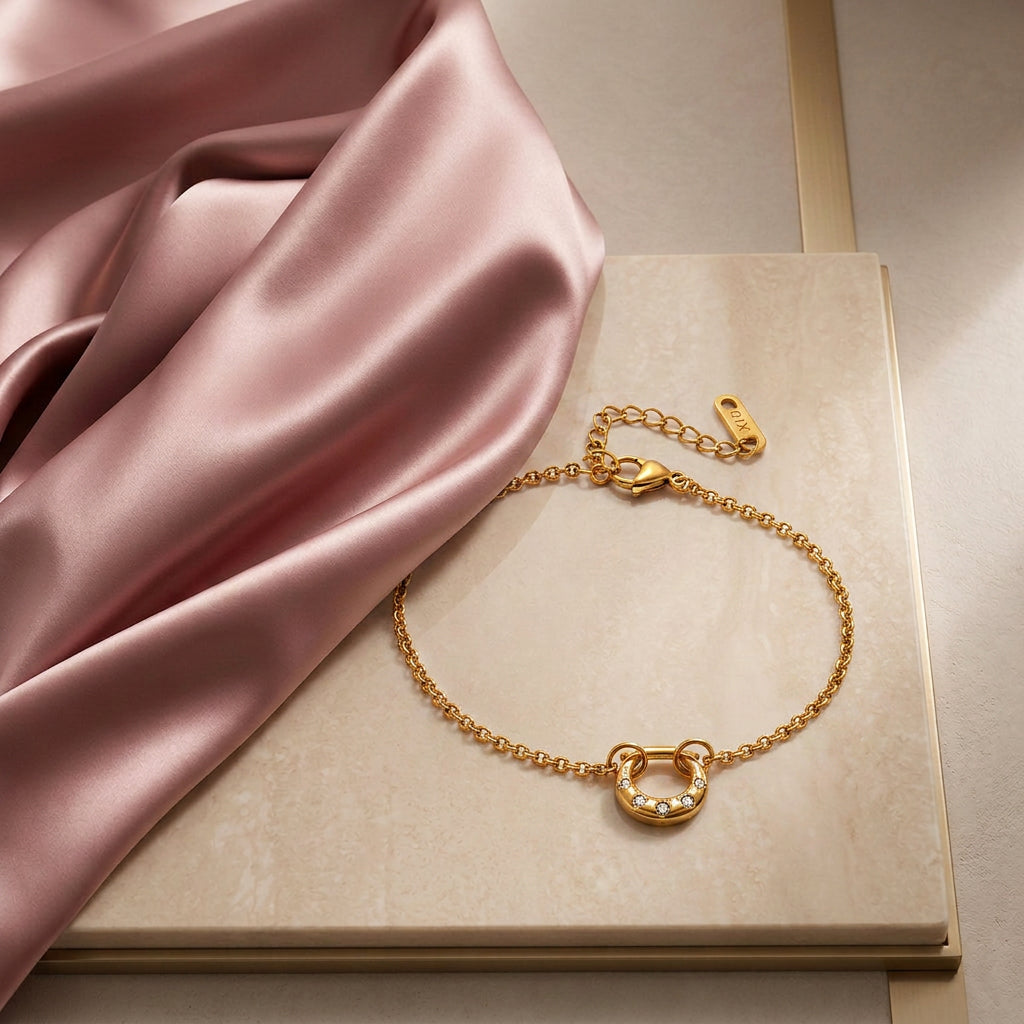 Fortuna Horseshoe Gold Bracelet Main image