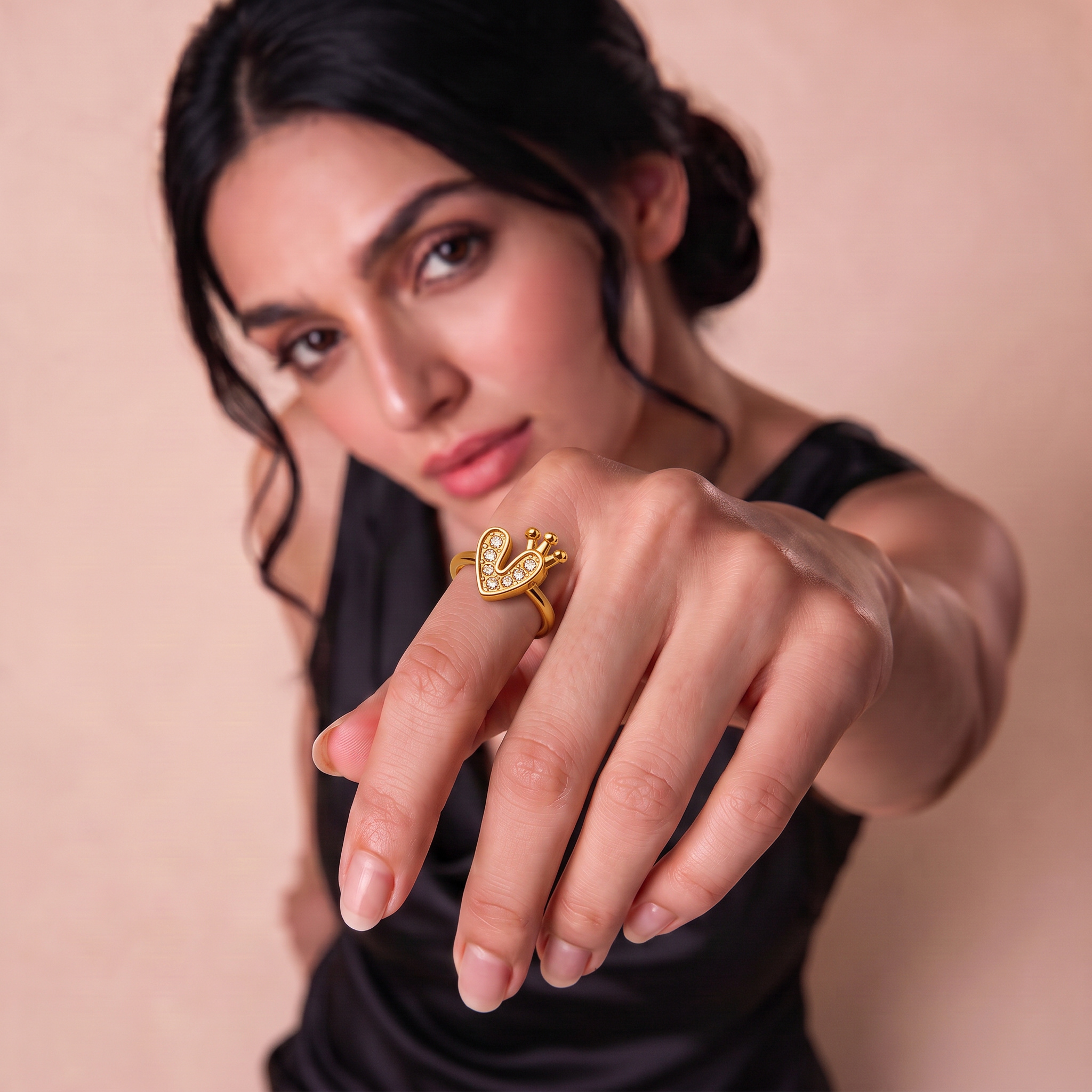 Queen of Hearts Gold Ring Secondary image